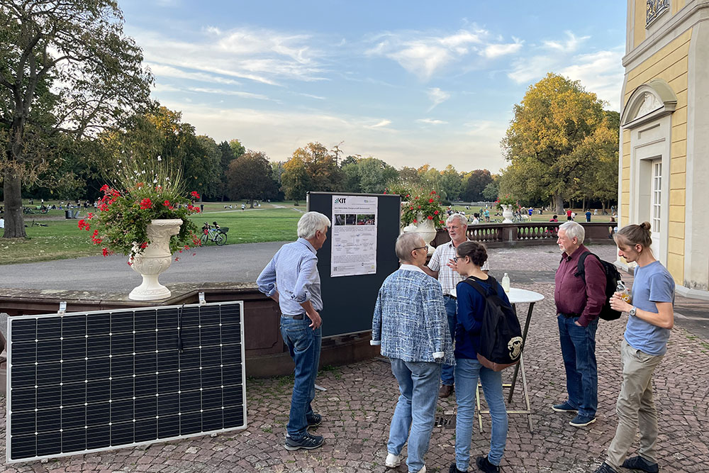 Station PV und Fachkräftemangel vor dem Schloss Karlsruhe.